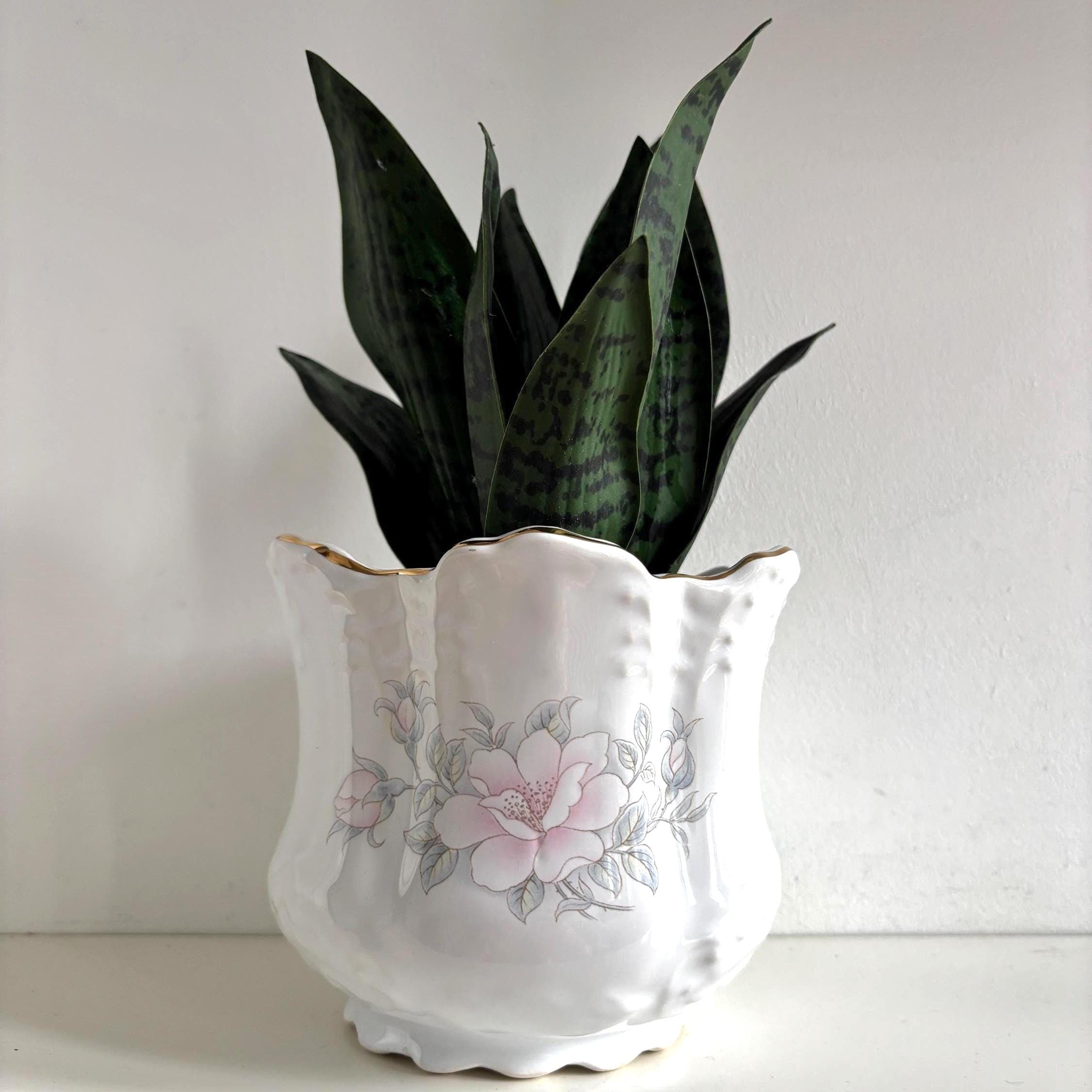 St. Aidan’s Pottery Posy Vase | Scalloped Rim with Gold Trim | Pastel Floral – Stoke-on-Trent | England