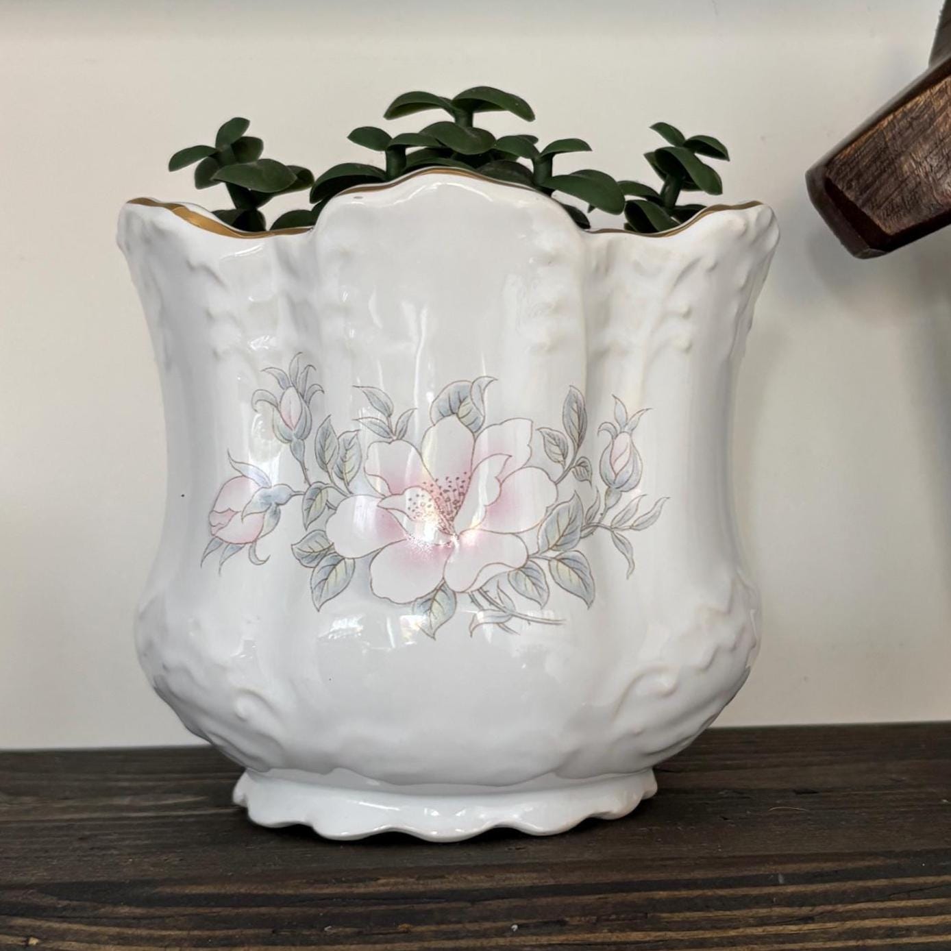 St. Aidan’s Pottery Posy Vase | Scalloped Rim with Gold Trim | Pastel Floral – Stoke-on-Trent | England