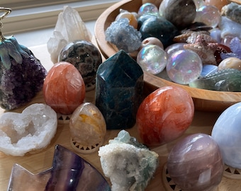 Curated Crystal Mystery Box - Intuïtieve helende stenen en edelsteensnijwerk, unieke verzamelset, bijzondere stenen en mineralen