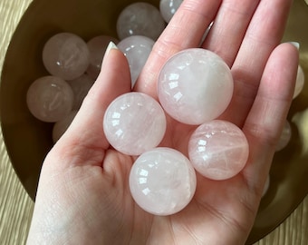 Kleine premium rozenkwartsbol – decor gepolijste kristallen bol, natuurlijk rozenkwartsdisplay cadeau
