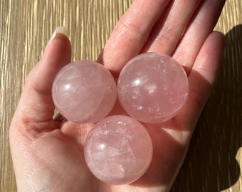 Medium premium rozenkwartsbol – gepolijst kristallen bol decor, natuurlijk rozenkwarts display cadeau