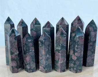 Garnet Astrophyllite Tower | Handgemaakte kristallen torenpunt | Modern woondecoratie | Hoogwaardig snijwerk | Roze roos-granaat | Helend kristal