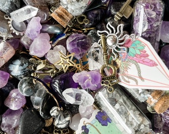Spooky Witch Mystery Crystal Scoop, Halloween Treasure Trinket Confetti Mix, Witchy Altar Junk Lade