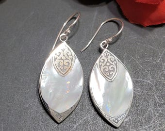Mother Of Pearl Earrings / White Earrings / Sterling Silver / Dangle Earrings / White Shell Earrings / Shell Earrings/Mother of Pearl/A86-AR