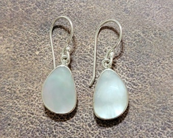 Mother of Pearl Tear Drop Earrings / Mother of Pearl Earrings / Shell Jewelry / Shell Earrings / Dainty Shell Earring / White Earrings / A24