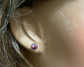Pendiente de botón morado de ostra espinosa de 6 mm / Pendiente morado pequeño / Pendiente de botón / Joyería corporal / Pendiente de botón de plata de ley
