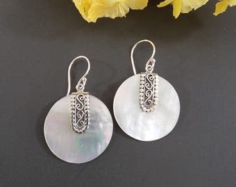Mother of Pearl Earrings / Mother of Pearl Dangles / White Shell Earrings / Round Shell Earrings / Shell Earring / White Earrings / A128-AR