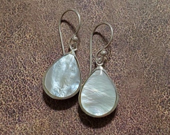 Mother of Pearl Earrings / Dangle Earrings / Shell Earrings / Sterling Silver / Mother of Pearl Earrings / White Shell Earrings / A52