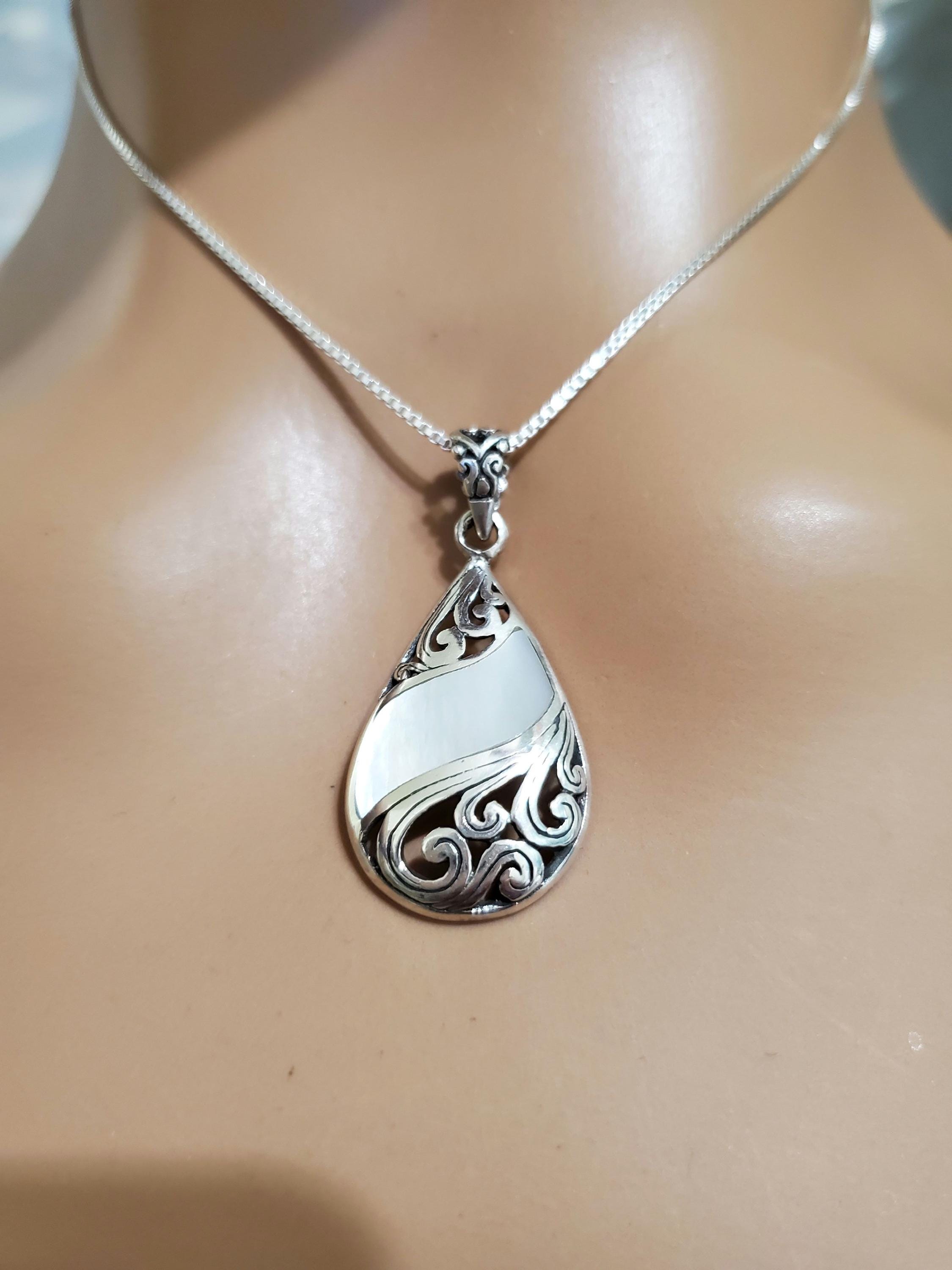 Mother of Pearl Teardrop Pendant Necklace / Mother of Pearl