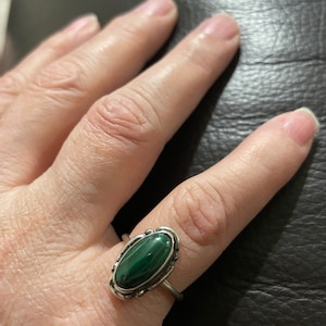 Green Malachite Ring/Dainty Malachite Ring/Sterling Silver Green Ring/Green Stone Ring/Oval Green Gemstone Ring /Statement Ring