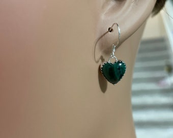 Boucle d'oreille coeur en malachite verte naturelle/boucle d'oreille coeur en pierre verte/boucle d'oreille coeur en argent sterling/boucle d'oreille coeur délicate/boucle d'oreille malachite