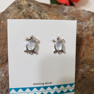 Mother of Pearl Turtle Earring/Dainty Turtles Earring/Sterling Silver Earring/Small Mother of Pearl Turtle Stud Earring/Tiny Turtle Earring