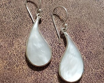 Mother of Pearl Earrings / Dangle Earrings / Shell Earrings / Sterling Silver / Mother of Pearl Earrings / White Shell Earrings / A53