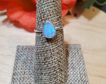 Anillo de ópalo simple/Anillo de ópalo azul/Anillo azul delicado/Anillo de plata esterlina/Anillo de ópalo de fuego/Anillo de ópalo azul intenso/Anillo de ópalo pequeño/Lágrima