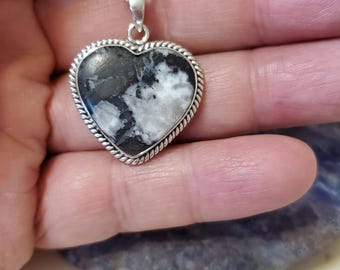 Collar con colgante de corazón de búfalo blanco natural/Corazón de plata esterlina/Colgante de corazón de búfalo blanco/Colgante de turquesa blanca/Corazón de turquesa blanca/LL327