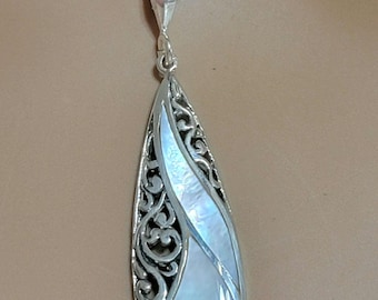 Mother of Pearl Pendant Necklace / Sterling Silver / White Shell Pendant / Shell Pendant /Mother Of Pearl/Shell Pendant Necklace / A64