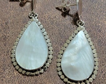 Mother of Pearl Dangle Earrings / Sterling Silver / Teardrop Dangle Earrings / Mother of Pearl / White Shell Earrings / Shell Earrings / A35