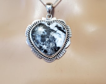 Collar con colgante de corazón de búfalo blanco natural/Corazón de plata esterlina/Colgante de corazón de búfalo blanco/Colgante de turquesa blanca/Corazón de turquesa blanca/LL331