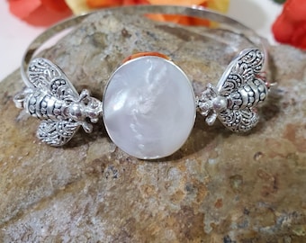 Mother Of Pearl Cuff/Bee Cuff/Bee  Bracelet/Bracelet/Pearl Shell Cuff Bracelet/Silver Bee Bracelet Cuff/Mother Of Pearl Bee Cuff /Gift