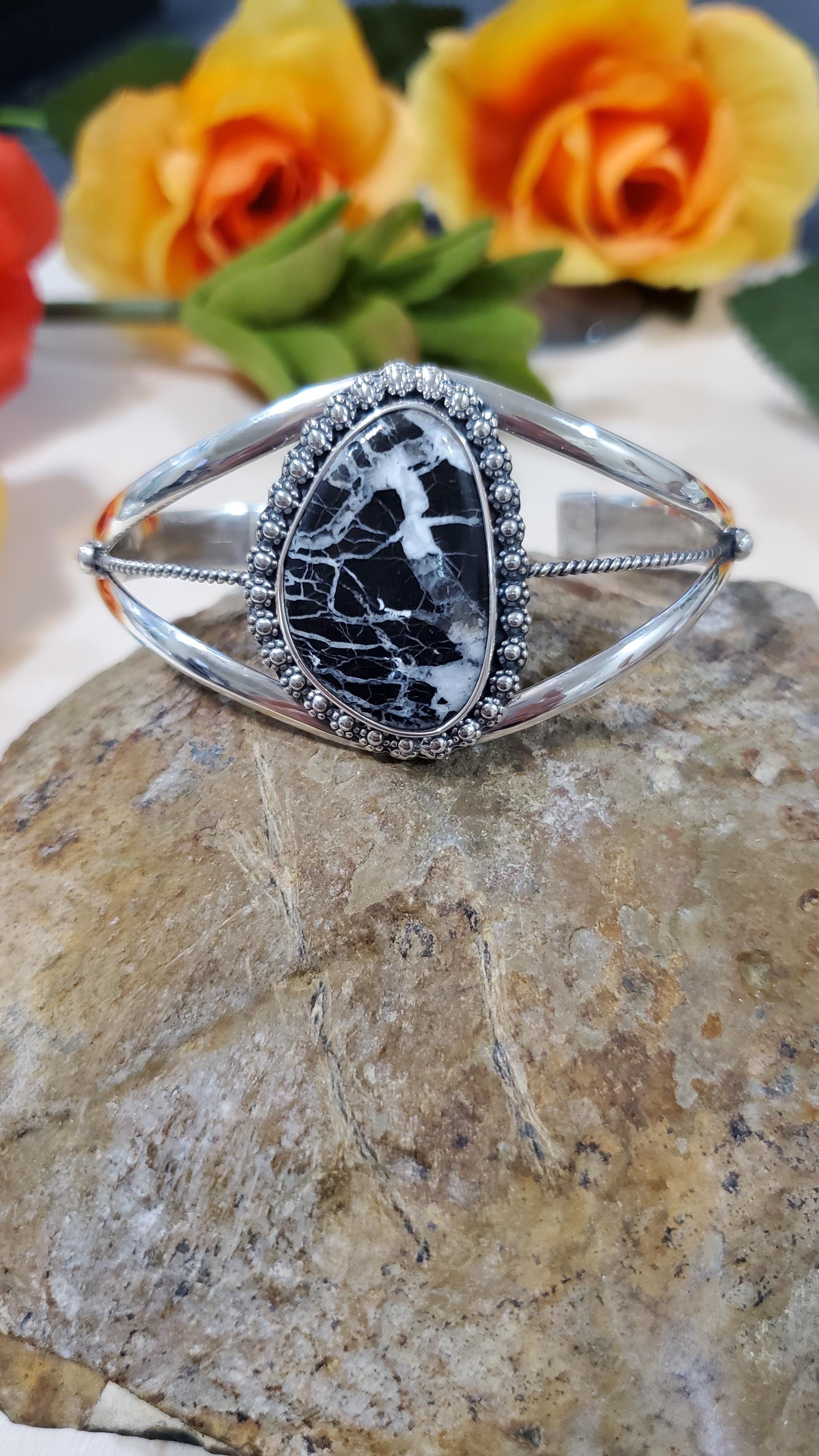 ホワイトバッファローブレスレットカフ / スターリングシルバー