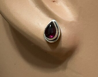 Pendiente de espárrago de lágrima granate / Plata de ley / Pendientes de espárrago / Granate rojo / Pendiente de espárrago pequeño / Pendientes de granate / Pendiente de piedra roja