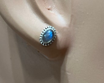 Pendientes de labradorita/ Pendiente pequeño de labradorita/Pendiente de plata de ley/Semental de plata delicada/Regalo para ella