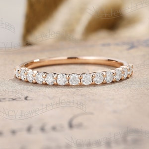 Unieke Diamond Wedding Band Vintage Moissanite trouwring dunne sierlijke stapelbare band Solid Rose Gold halve eeuwigheid band bijpassende ring
