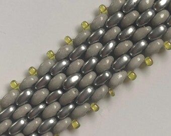 Handgemachtes Armband mit hellgrauen, silbernen und Zitronenperlen