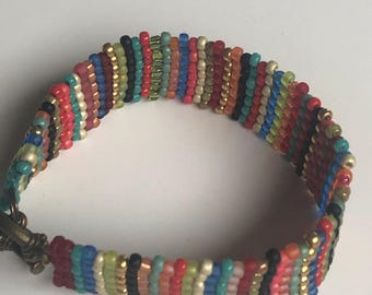 Boho inspirierte handgemachte Armband mit bunten Rocailles