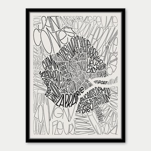 Può includere: Stampa artistica con cornice nera che presenta un design a mappa stilizzato. Il design utilizza testo nero su sfondo crema per creare una forma, con nomi di luoghi e parole disposte in modo decorativo. È un design grafico.