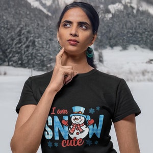 Frohe Weihnachten Schneemann Unisex Softstyle T-Shirt, Urlaub Schneemann T-Shirt, Weihnachtsgeschenk, Winter Shirt, Festliche Schneemann Kleidung