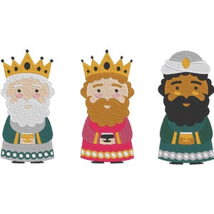 Puede incluir: Tres hombres sabios de dibujos animados, cada uno con una corona y un regalo. El hombre sabio de la izquierda tiene una barba blanca y lleva una túnica verde. El hombre sabio del medio tiene una barba marrón y lleva una túnica roja. El hombre sabio de la derecha tiene una barba negra y lleva una túnica verde.