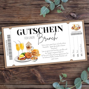 Könnte beinhalten: Ein Brunch-Gutschein mit den Worten "GUTSCHEIN Brunch" in schwarzer Schrift. Der Gutschein zeigt Illustrationen von Brunch-Artikeln wie Pfannkuchen, Kaffee und Mimosen. Der Hintergrund ist eine dunkle Holzoberfläche mit grünen Blättern.