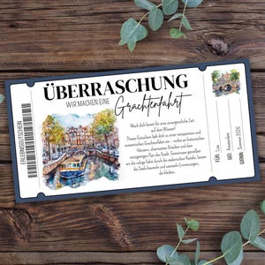 Op de afbeelding: Een rechthoekige cadeaubon met een blauwe rand, met aquarel illustraties van een grachtenscène en een brug. De tekst luidt "SURPRISE Grachtenvaart" in het Duits, met details voor Amsterdam en Zomer 2026.