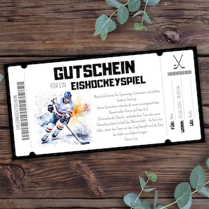 Puede incluir: Un boleto en blanco y negro con el texto "GUTSCHEIN FÜR EIN EISHOCKEYSPIEL" y una ilustración en acuarela de un jugador de hockey. El boleto incluye la fecha y hora del evento.