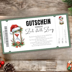 Könnte beinhalten: Ein weihnachtliches Geschenkzertifikat mit grünem Rand und dem Text "GUTSCHEIN Zeit statt Zeug". Das Zertifikat zeigt eine Sanduhr mit Weihnachtsmütze und festlichen Dekorationen. Der Hintergrund ist eine Holzoberfläche.