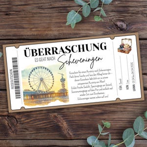 Könnte beinhalten: Ein Gutschein im Ticket-Design mit einer Illustration von Riesenrad und Pier. Der Text lautet "ÜBERRASCHUNG ES GEHT NACH Scheveningen" und beschreibt eine Reise. Der Zeitraum ist vom 01.04 bis 04.04.2026. Der Gutschein liegt auf Holz.