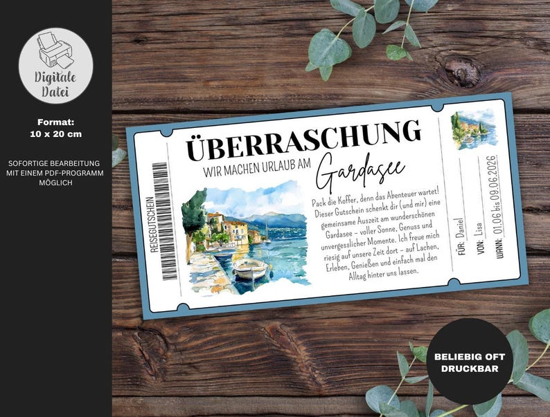 以下が含まれることがあります： 「&Uuml;BERRASCHUNG」と「Gardasee」の文字が入った、青と白のチケット風ギフト券。湖畔の町の水彩イラストと「WIR MACHEN URLAUB AM」の文字が入っています。サイズは10 x 20 cmです。