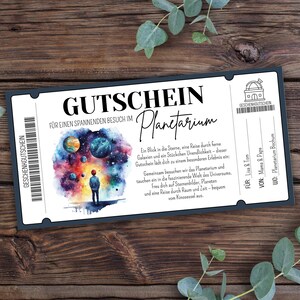 Könnte beinhalten: Ein Gutschein für einen Planetariumsbesuch. Das Ticket zeigt eine Aquarellillustration einer Person, die eine farbenfrohe Galaxie betrachtet. Der Text enthält "GUTSCHEIN Planetarium" und Details für Lisa & Tom.