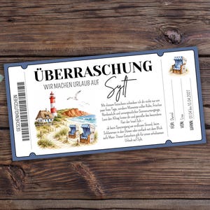 Puede incluir: Un vale de regalo rectangular con una ilustración en acuarela de un faro, playa y sillas de playa a rayas azules. El texto dice "ÜBERRASCHUNG WIR MACHEN URLAUB AUF SYLT" con campos para "FÜR: Daniel", "VON: Lisa" y "WANN: 01.04 bis 10.04.2027".