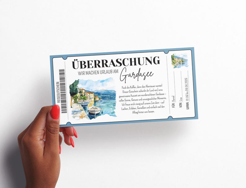 以下が含まれることがあります： 「&Uuml;BERRASCHUNG Wir machen Urlaub am Gardasee」の文字と湖の風景の水彩イラストが描かれた水色のギフト券。赤いマニキュアを塗った手でギフト券が持たれています。