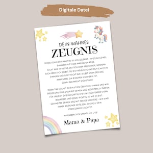 Puede incluir: Una impresión blanca con texto en alemán y una ilustración de unicornio. La impresión presenta las palabras "DEIN WAHRES ZEUGNIS", un arcoíris y estrellas amarillas. El texto "Mama & Papa" está en la parte inferior.