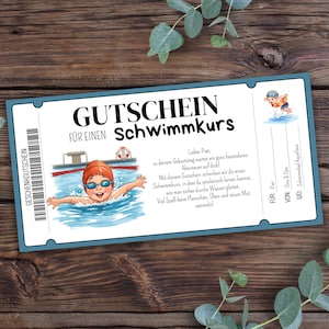 Puede incluir: Un vale de regalo azul y blanco para un curso de natación. El certificado presenta una ilustración de dibujos animados de un niño nadando en una piscina, con las palabras "GUTSCHEIN FÜR EINEN Schwimmkurs" en la parte superior. El texto está en alemán.