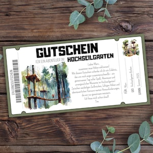 Könnte beinhalten: Ein grünes und weißes Ticket mit dem Text "GUTSCHEIN FÜR EIN ABENTEUER IM HOCHSEILGARTEN" und einer Aquarellillustration eines Hochseilgartens.