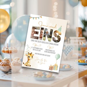 Może przedstawiać: Zaproszenie na przyjęcie z tekstem "Jana wird Eins" i zdjęciami. Zaproszenie zawiera ilustrację żyrafy, balony i pudełka z prezentami. Uwzględniono r&oacute;wnież datę i godzinę wydarzenia.
