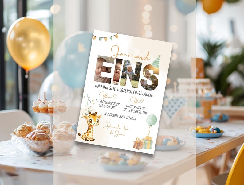 Może przedstawiać: Zaproszenie na przyjęcie z tekstem "Jana wird Eins" i zdjęciami. Zaproszenie zawiera ilustrację żyrafy, balony i pudełka z prezentami. Uwzględniono r&oacute;wnież datę i godzinę wydarzenia.