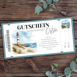 Può includere: Un buono regalo blu e bianco per una vacanza sul Mar Baltico. Il buono regalo presenta un faro su una spiaggia con un design ad acquerello. Il testo sul buono regalo dice "Gutschein für einen Urlaub an der Ostsee".