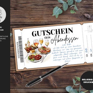 Op de afbeelding: Een cadeaubon voor een diner, met een illustratie van een maaltijd met wijnglazen en borden met eten. De bon is rechthoekig, met Duitse tekst en een pen op een houten oppervlak.