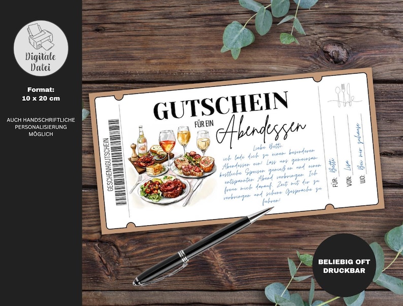 Op de afbeelding: Een cadeaubon voor een diner, met een illustratie van een maaltijd met wijnglazen en borden met eten. De bon is rechthoekig, met Duitse tekst en een pen op een houten oppervlak.