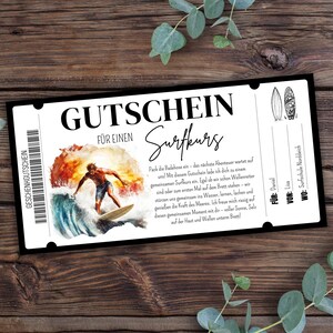 Könnte beinhalten: Ein schwarz-weißer Gutschein mit dem Text "GUTSCHEIN FÜR EINEN Surfkurs" und einer Aquarellillustration eines Surfers auf einer Welle. Der Gutschein enthält Details für Daniel, Lisa und Surfschule Norddeich.